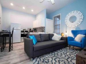 Et opholdsområde på Jungle House Luxury Homes - Columbus Downtown Short North - Near Convention Center & Nationwide Arena - Free Parking - Pet Friendly - Over 5,800 Five Stars