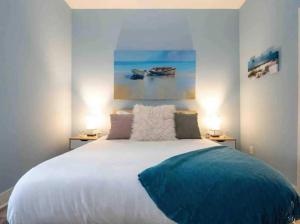 En eller flere senge i et værelse på Jungle House Luxury Homes - Columbus Downtown Short North - Near Convention Center & Nationwide Arena - Free Parking - Pet Friendly - Over 5,800 Five Stars + 12 billeder