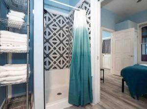 En eller flere senge i et værelse på Jungle House Luxury Homes - Columbus Downtown Short North - Near Convention Center & Nationwide Arena - Free Parking - Pet Friendly - Over 5,800 Five Stars