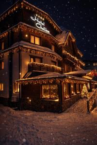 een gebouw met kerstverlichting ervoor bij Donovaly Apartman Galileo in Donovaly