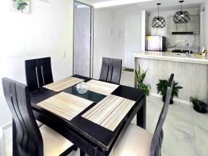 a dining room table and chairs in a kitchen at Oasis Panelero Apartamento Familiar Villeta in Villeta