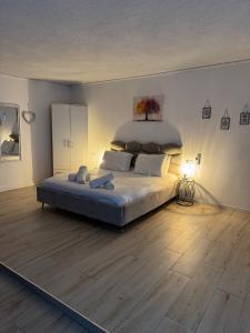 En eller flere senge i et værelse på לקשורי סוויט - Luxury suite + 8 billeder