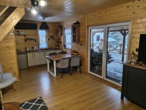 a kitchen and living room with a table and chairs at Juraszówka in Kamesznica