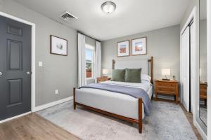 Giường trong phòng chung tại Cozy Condo Downtown Salt Lake City