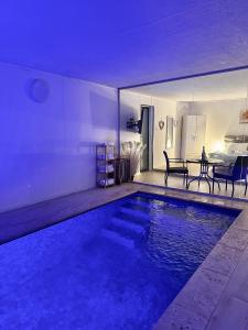 Swimmingpoolen hos eller tæt på לקשורי סוויט - Luxury suite