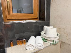 a bathroom with a shelf with towels and a mirror at Agroturystyka Monte Luna - Domki in Czarnów