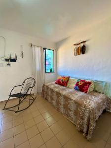 een kamer met een bank en een stoel. bij Green House Cumbuco in Caucaia