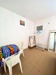 een kamer met een bed, een tafel en stoelen bij Green House Cumbuco in Caucaia