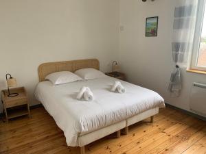 a bedroom with a bed with two towels on it at Val et Mer House in Ault