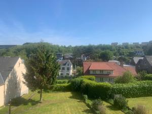 a group of houses in a residential neighborhood at Val et Mer House in Ault