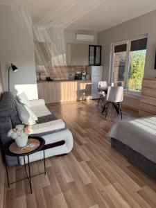 een woonkamer met een bank en een tafel bij Poilsis Kunigiškiuose in Palanga