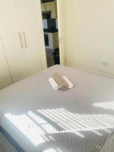 2 handdoeken op een bed in een kamer bij Kingelph Stylish 1- Bedroom Apartment in Windhoek