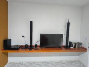 TV/trung tâm giải trí tại Casa ideal 6 quatros sendo 4 suítes 2 km do centro