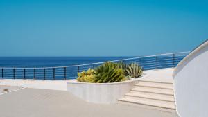 een trap met cactussen en de oceaan bij CONTiNUUM in Ulcinj