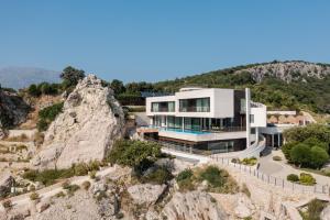 een huis aan de zijkant van een berg bij CONTiNUUM in Ulcinj