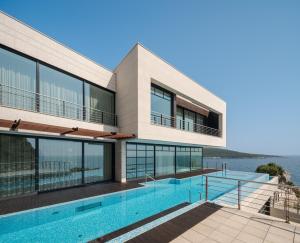 een exterieuraanzicht van een huis met een zwembad bij CONTiNUUM in Ulcinj +52 foto's