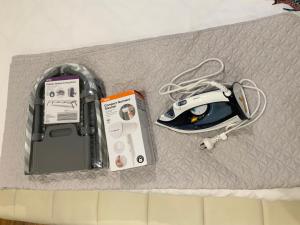 een Nintendo Wii-spelcomputer en een Nintendo Wii-controller bij Premium Twin King Ensuite plus Double sofa bed - Mcity shopping center - Clayton - Monash University and Hospitals - Super Fast Wifi - Free Parking & Amenities - Complementary drinks & coffee in Clayton North