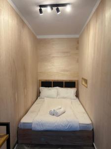 una camera da letto con un letto con due asciugamani sopra di Black Chalet 2 a Vârtop