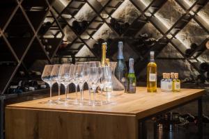 een groep wijnglazen op een houten tafel bij CONTiNUUM in Ulcinj