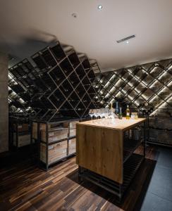 een kamer met een bar met wijnglazen aan de muur bij CONTiNUUM in Ulcinj