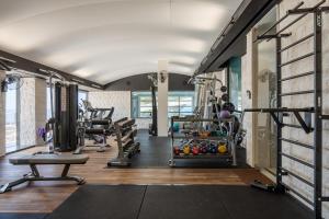 een sportschool met loopbanden en apparaten in een kamer bij CONTiNUUM in Ulcinj