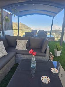 a living room with a couch and a table at CABAÑA Mirador de las Lagunetas in Vega de San Mateo