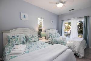 een slaapkamer met twee bedden en een raam bij 33 Davis Love in Fripp Island +41 foto's