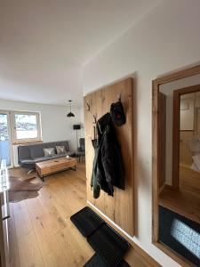 un soggiorno con una parete con una porta di legno di Haus Steinplatte a Waidring