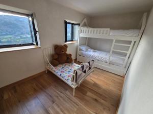 Camera con 2 letti a castello e un orsacchiotto. di Quinta da Estacao a Marco de Canaveses Altre 33 foto