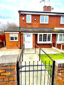 een rood bakstenen huis met een witte deur bij 2 bed house sleeps 4-5 in Liverpool