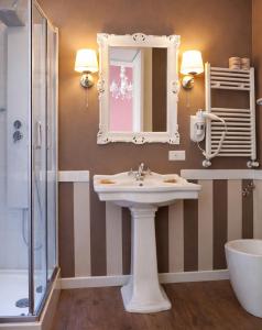 een badkamer met een wastafel en een spiegel bij Opera Relais in Messina +40 foto's