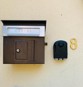 un paio di forbici appoggiate accanto a una scatola su un muro di grandma s carolina villa a Sul
