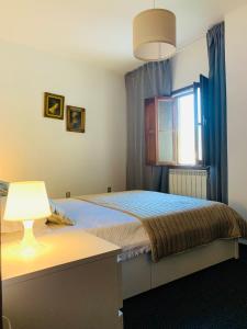 una camera da letto con un letto con una lampada e una finestra di grandma s carolina villa a Sul