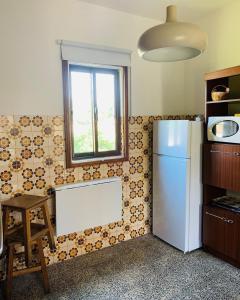 una cucina con un frigorifero bianco e una finestra di grandma s carolina villa a Sul