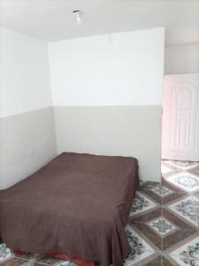 ein Schlafzimmer mit einem Bett und einem gefliesten Boden in der Unterkunft Cabeza De Toro, Locales in Punta Cana + 5 Fotos