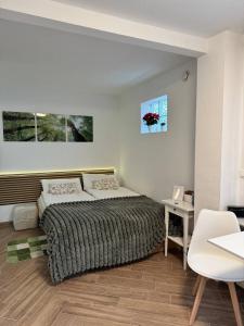 een slaapkamer met een groot bed en een tafel bij Studio Ohlendorf 3 Min zur A7 in Seevetal