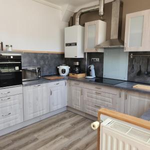 Nhà bếp/bếp nhỏ tại Gîte 3 étoiles à Lessay, Jardin clos, 3 chambres, proche plages, chiens acceptés