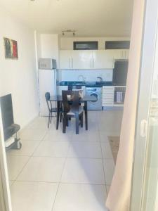een keuken en eetkamer met een tafel en stoelen bij Kingelph Stylish 1- Bedroom Apartment in Windhoek