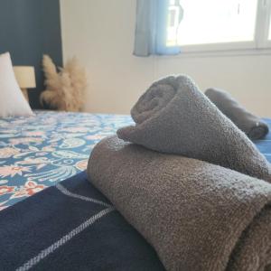 Giường trong phòng chung tại Gîte 3 étoiles à Lessay, Jardin clos, 3 chambres, proche plages, chiens acceptés +13 ảnh