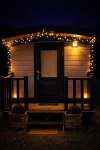 Budova, kde se the luxury tent nachází + 3 fotografie