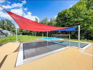 Swimmingpoolen hos eller tæt på Tinyhaus Altmühlauszeit + 4 billeder