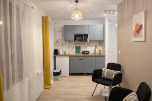 a kitchen with a table and chairs in a room at Studio - Lit double - Proche Centrex & Disneyland in Noisy-le-Grand