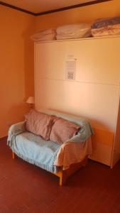 ein kleines Bett in einem Zimmer mit in der Unterkunft Miramar 7C un ambiente in Miramar