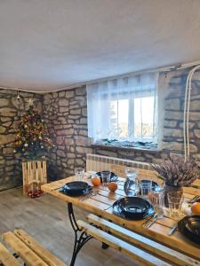 ein Holztisch mit einem Weihnachtsbaum in einem Zimmer in der Unterkunft "RYVILLA" Dom na Wilkówce in Gaboń