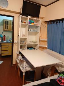 Zimmer mit einem weißen Tisch und einer Küche in der Unterkunft Miramar 7C un ambiente in Miramar