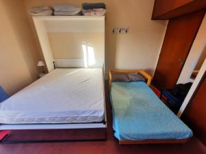 ein kleines Schlafzimmer mit zwei Betten darin in der Unterkunft Miramar 7C un ambiente in Miramar