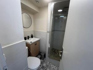 een badkamer met een douche, een toilet en een wastafel bij Studio in Montlhéry