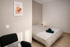 a small bedroom with a bed and a chair at Studio - Lit double - Proche Centrex & Disneyland in Noisy-le-Grand