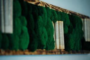 een stel boeken op een plank bij Urban Escape Studio in Ploieşti