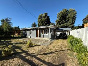 una casa con un'auto parcheggiata davanti di Casa en el centro de Licanray a Licán Ray